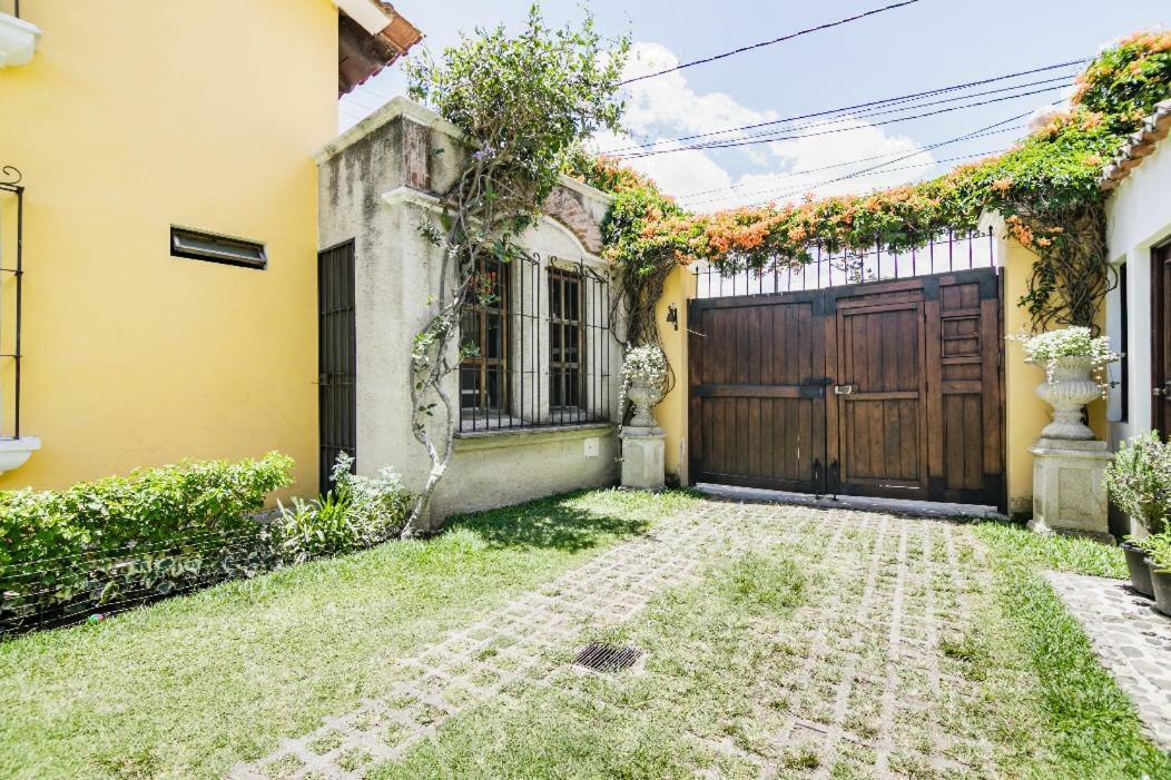 Villas Santa Ana-Ricardo Antigua ภายนอก รูปภาพ
